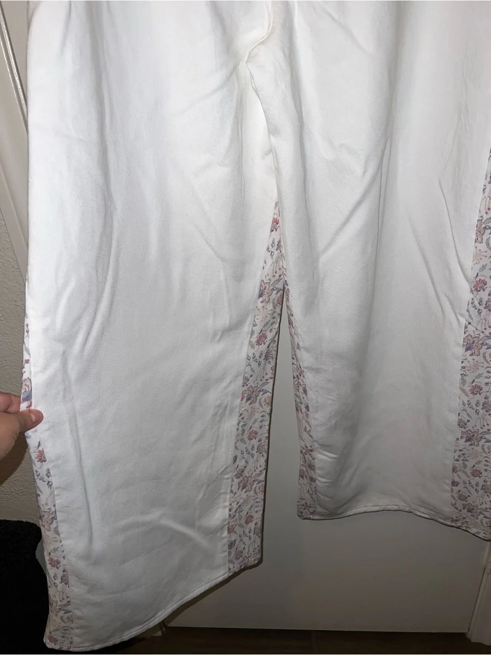Women's Wide-Leg White Jeans with Floral Side Panels - Picture 8 of 10